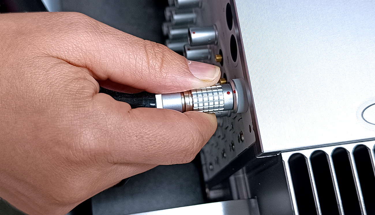 Correct way to plug/unplug the LEMO® connector