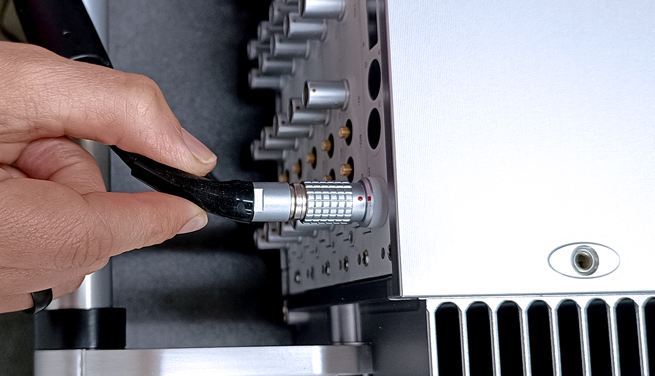 Incorrect way to plug/unplug the LEMO® connector