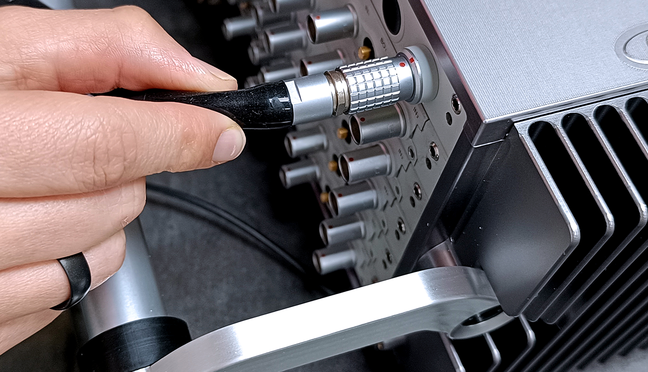 Incorrect way to plug/unplug the LEMO® connector